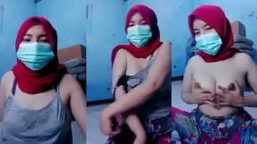Si Merah Jilbab Remas Toket Asyik Sendiri Muncrat poster