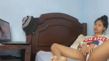 Udah Gatahan Banget Pengen Dimasukin Ujungnya Colmek Sambil Nonton Bokep poster
